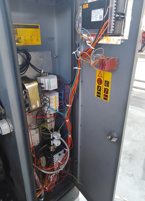 Контроллер MAM860 в компресоре Atlas Copco GA11FF внутри шкафа управления